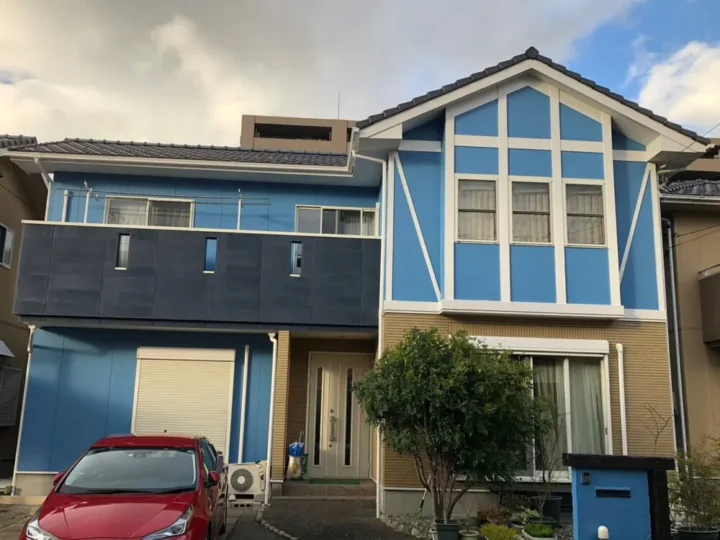 大垣市の外壁塗装　スカイブルーで海外風のお家