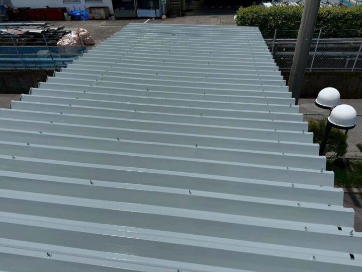 不破郡垂井町の屋根塗装　光をまとった金属屋根