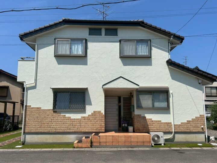 瑞穂市の外壁塗装　白壁とレンガが織りなす品のある佇まい