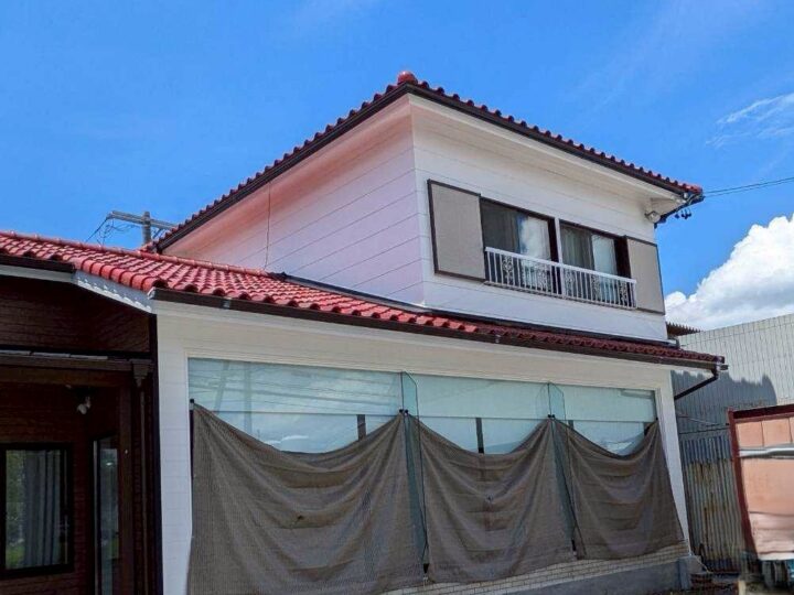 大垣市の外壁塗装　陽光に映える白い外壁