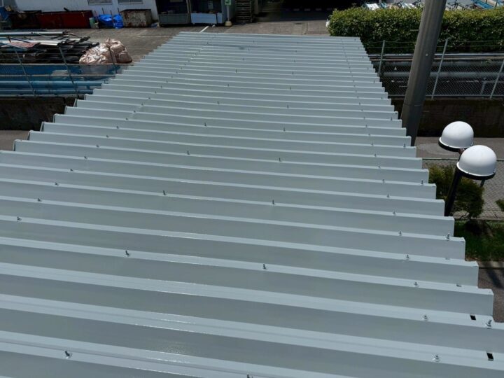 不破郡垂井町の屋根塗装　光をまとった金属屋根