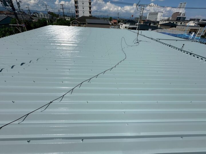 大垣市の屋根塗装　青空に映えるグレーの屋根