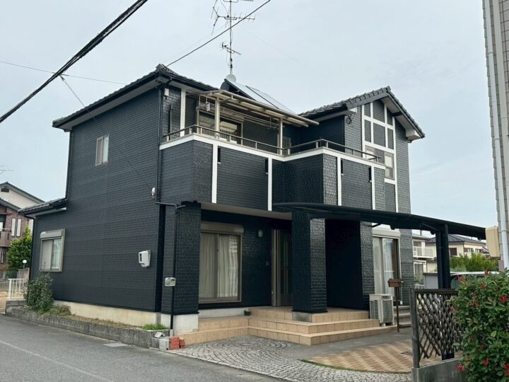 瑞穂市の外壁塗装　黒の外壁が映える家