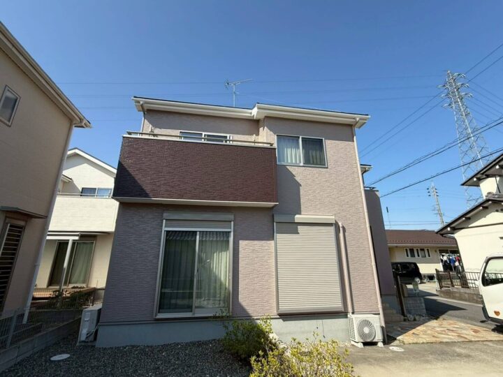 大垣市の外壁塗装・屋根塗装・防水工事　青空に映えるブラウンアクセントのスタイリッシュ住宅