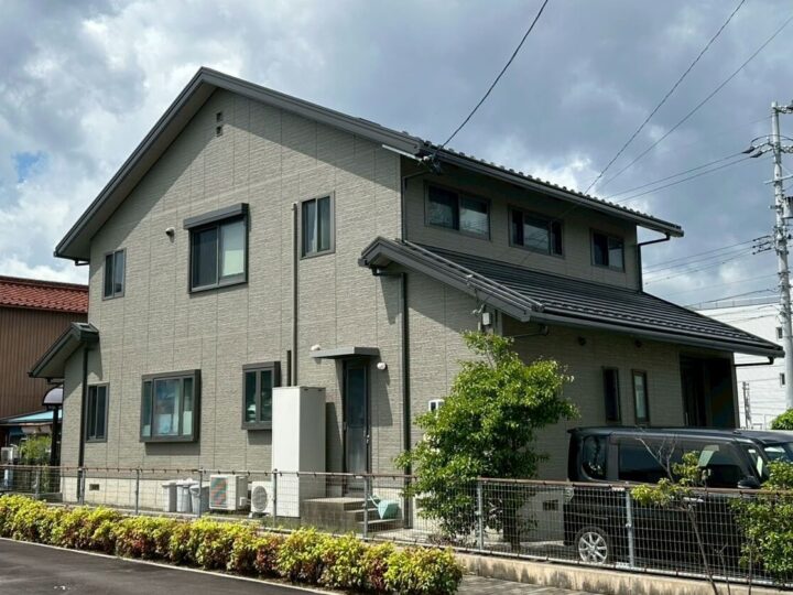 大垣市の外壁塗装・板金工事　シンプルかつおしゃれなグレー外壁で雰囲気アップ